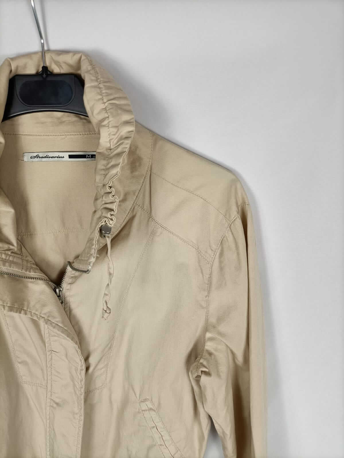 STRADIVARIUS.Cazadora finita beige cremallera T.m