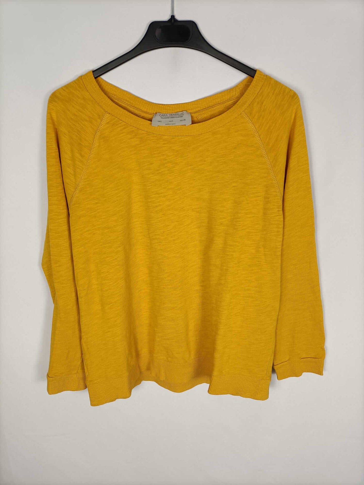 ZARA.Camiseta/sudadera mostaza T.s