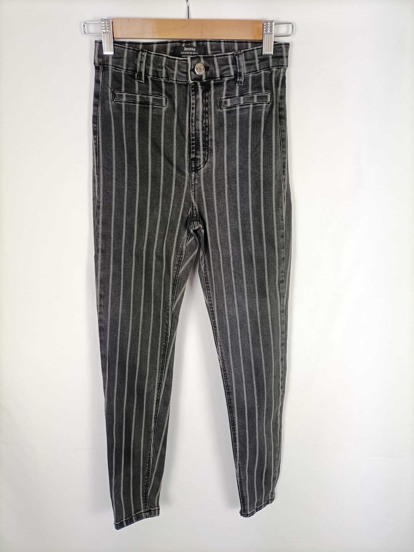 BERSHKA.Pantalones grises rayas blancas T.34