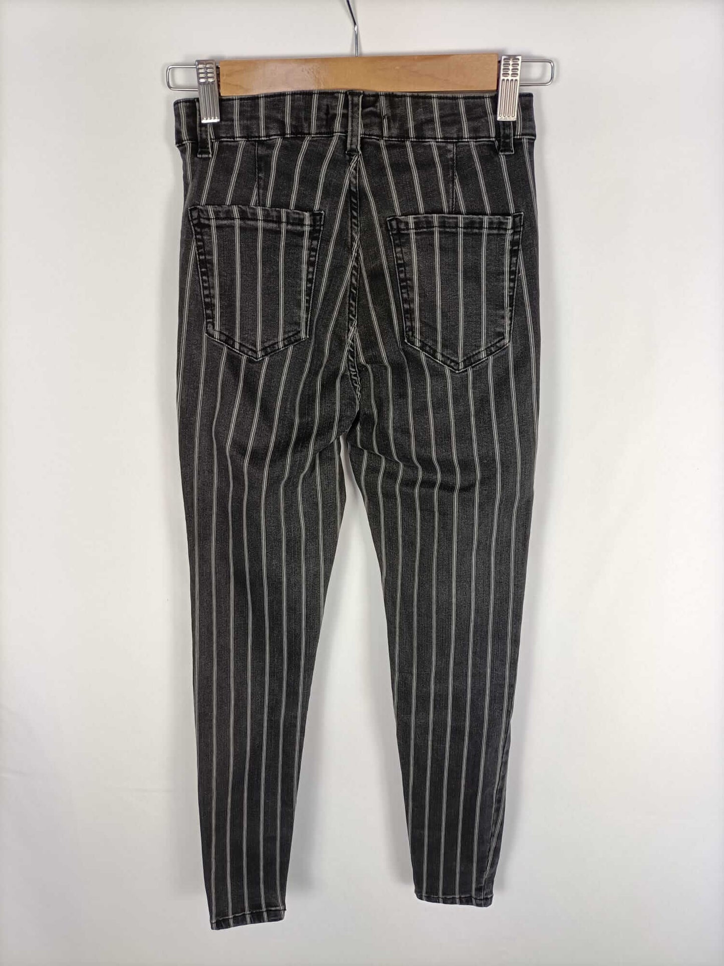 BERSHKA.Pantalones grises rayas blancas T.34