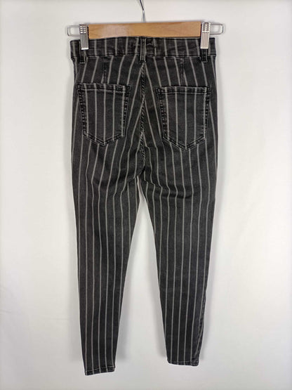 BERSHKA.Pantalones grises rayas blancas T.34