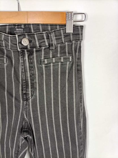BERSHKA.Pantalones grises rayas blancas T.34