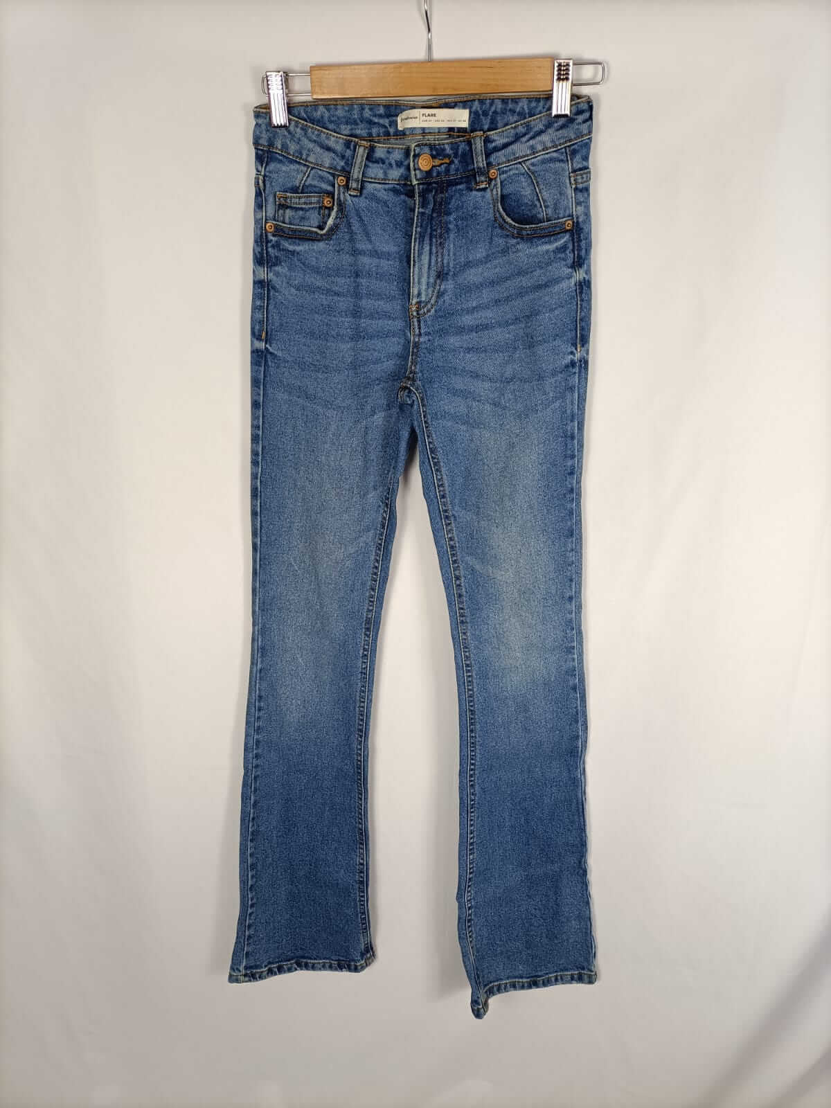 STRADIVARIUS.Pantalones vaqueros campana T.34