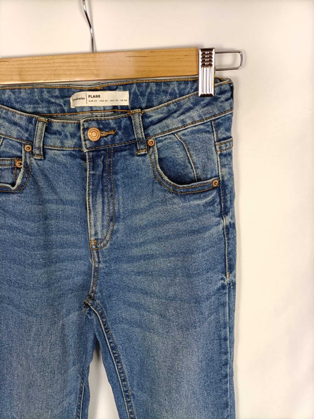 STRADIVARIUS.Pantalones vaqueros campana T.34