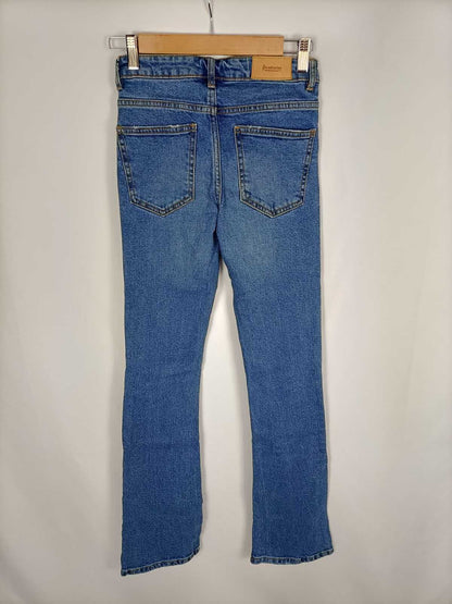 STRADIVARIUS.Pantalones vaqueros campana T.34