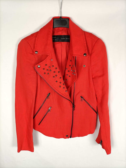 ZARA. Cazadora roja tachuelas T.xs