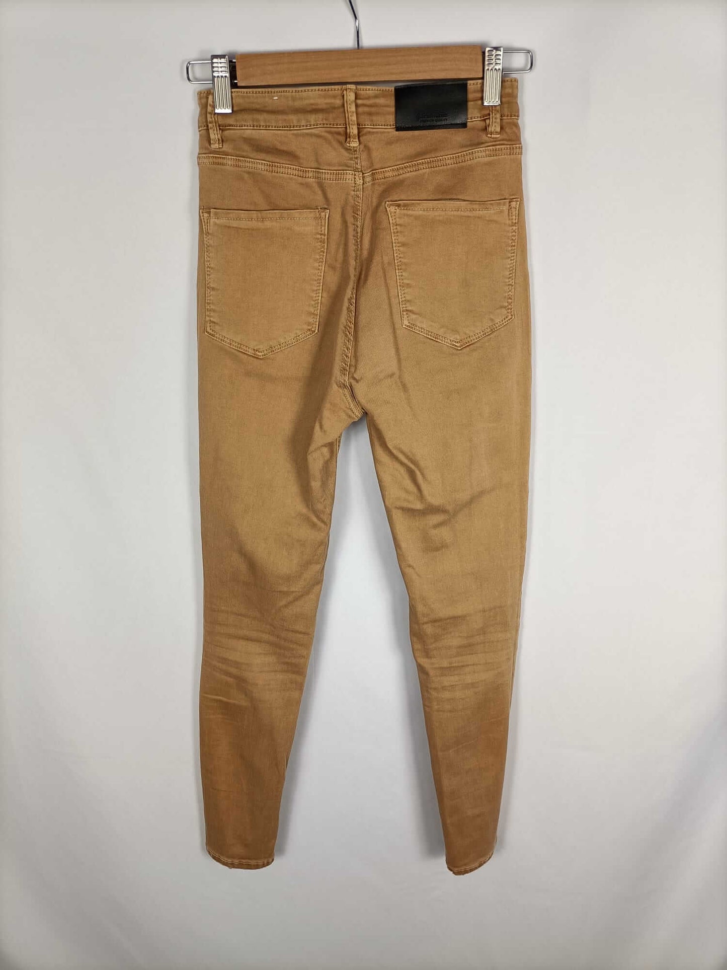 STRADIVARIUS.Pantalones pitillo mostaza T.34