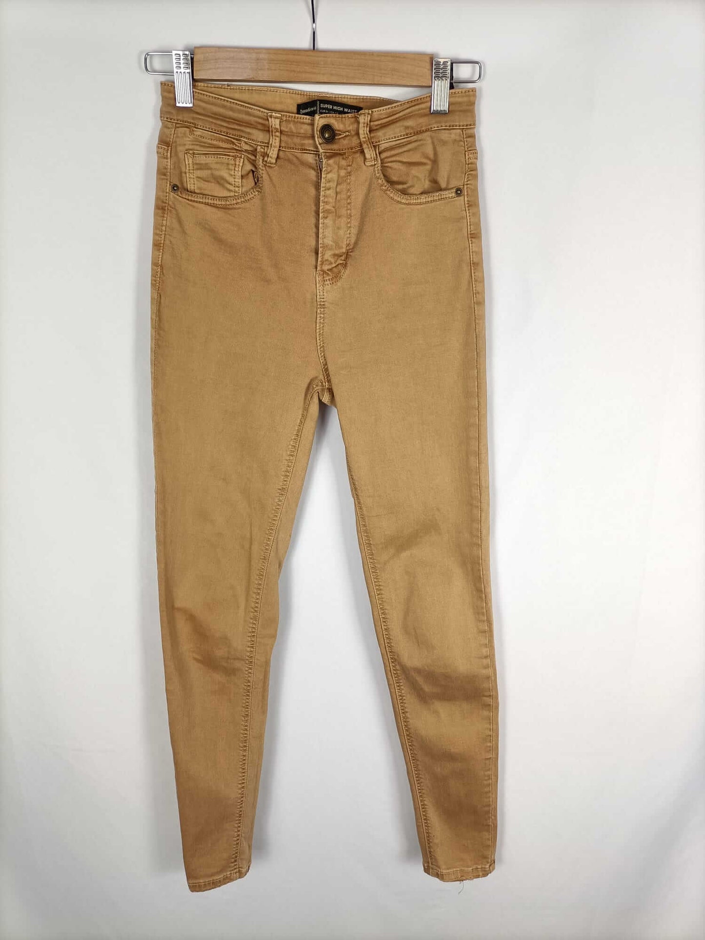 STRADIVARIUS.Pantalones pitillo mostaza T.34