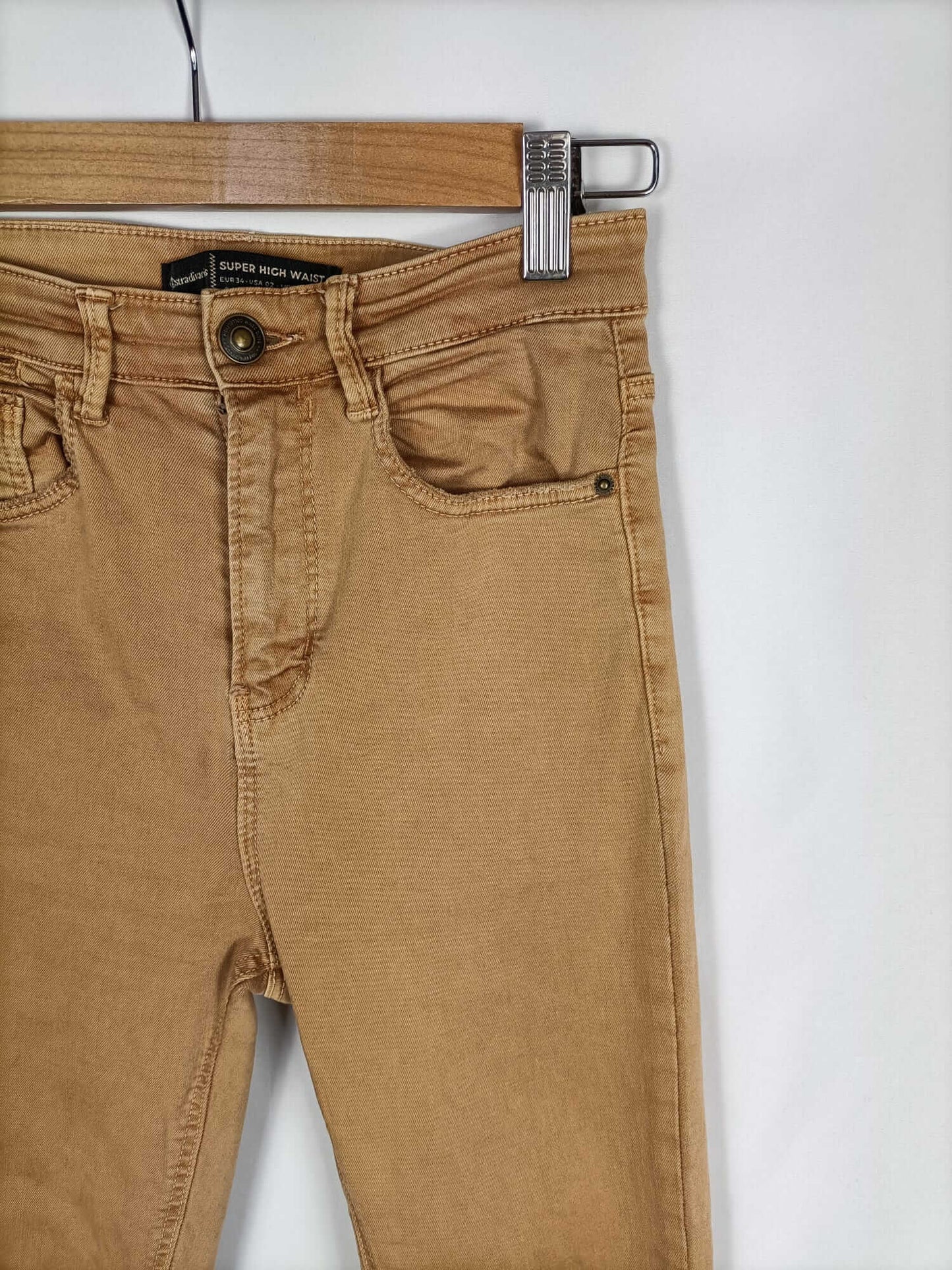 STRADIVARIUS.Pantalones pitillo mostaza T.34