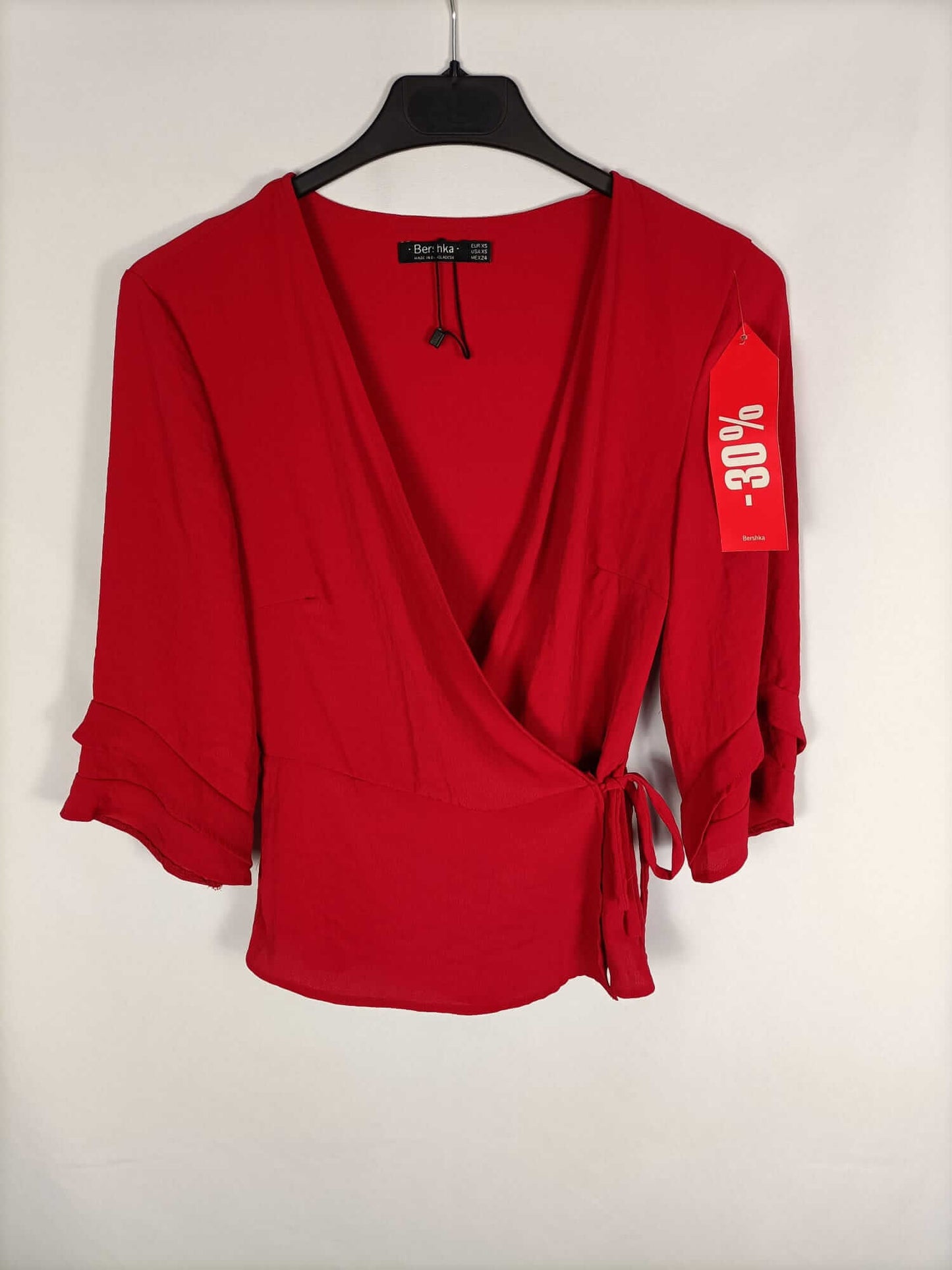 BERSHKA.Blusa roja cruzada T.xs