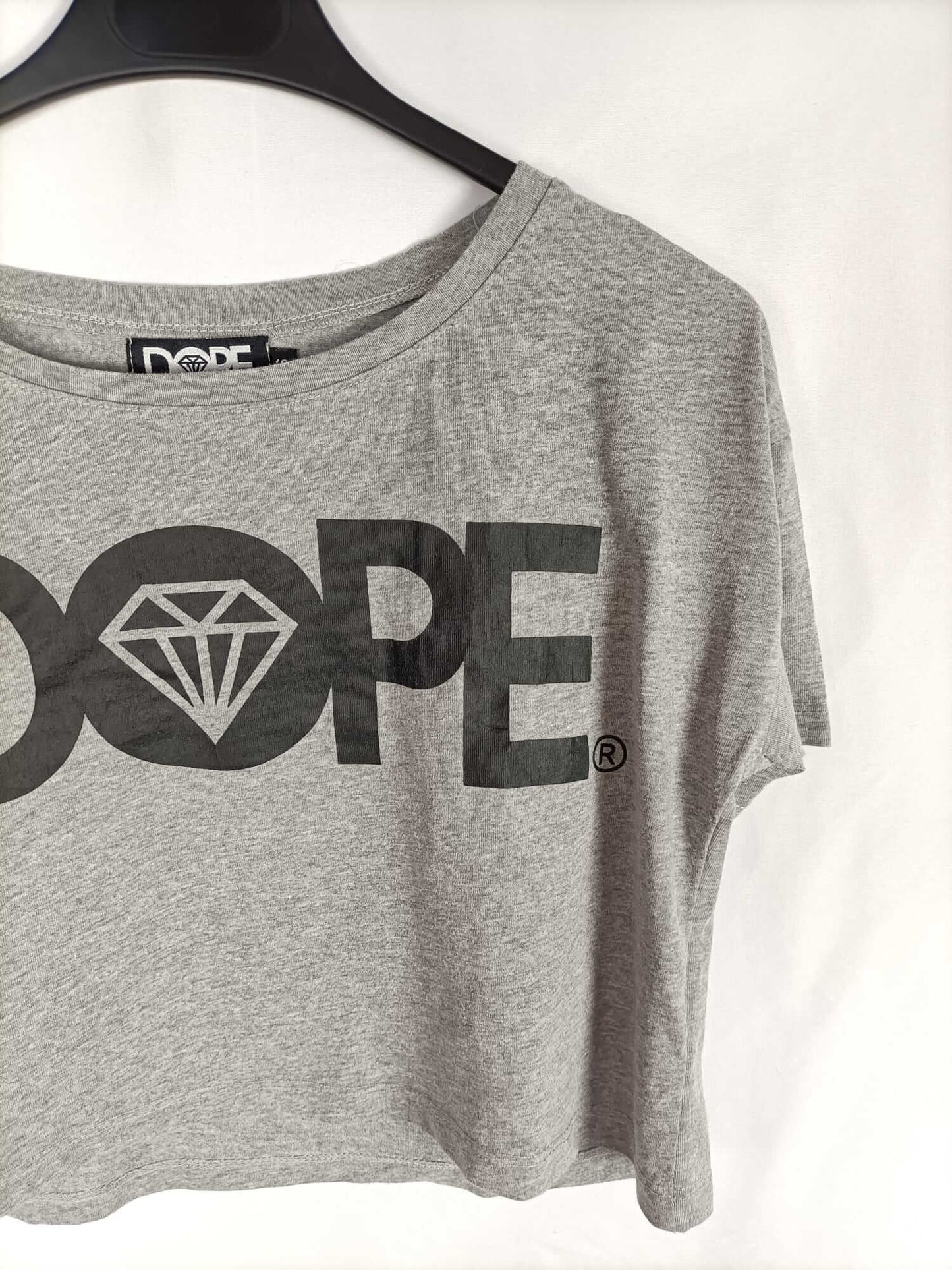 DOPE.Camiseta gris letras T.s