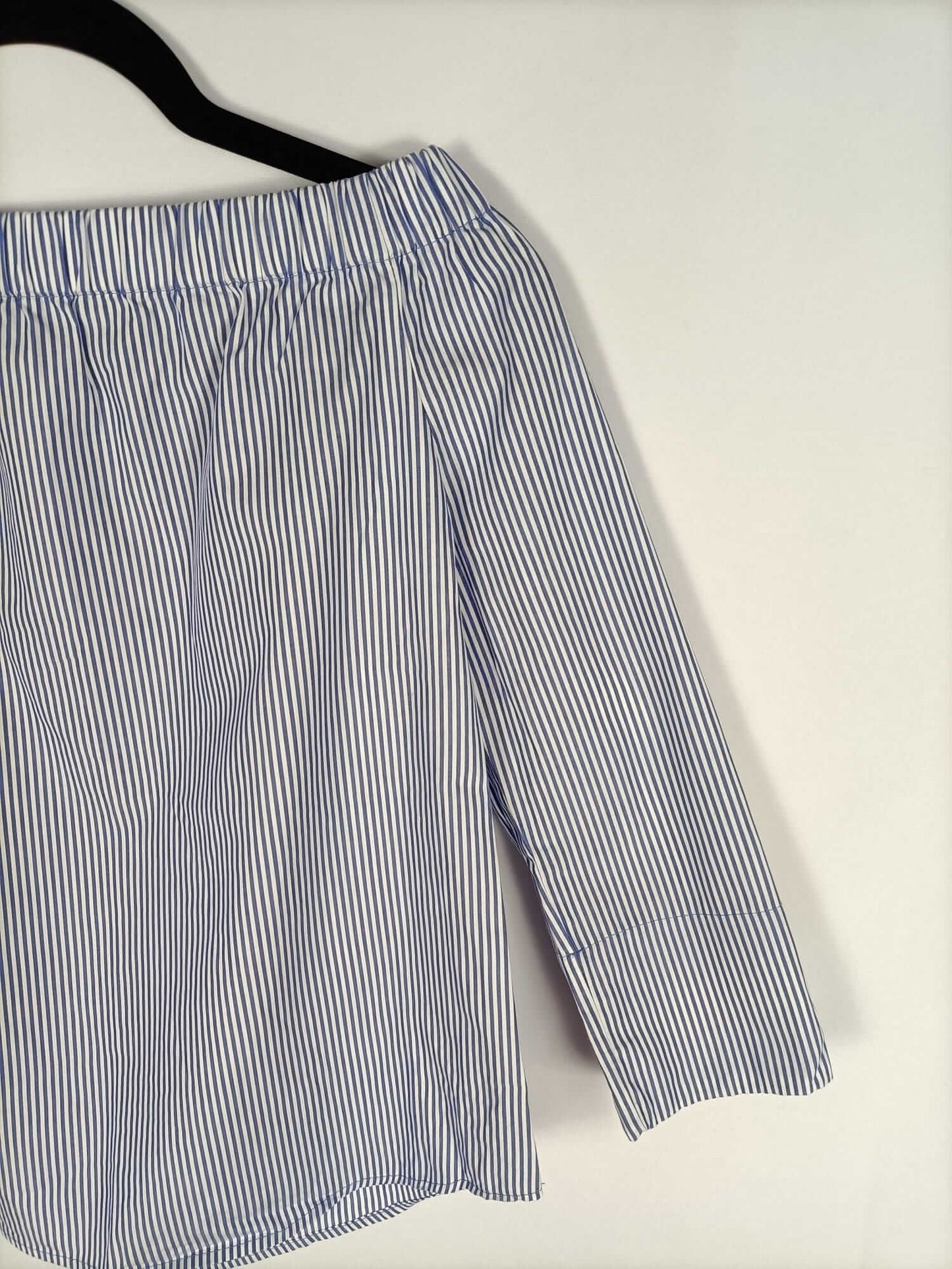 ZARA.Blusa rayas aul y blanco cuello barco T.xs