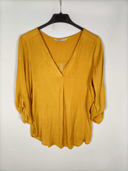 STRADIVARIUS. Mustard V-neck blouse Tm