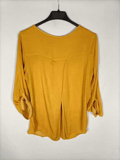 STRADIVARIUS. Mustard V-neck blouse Tm