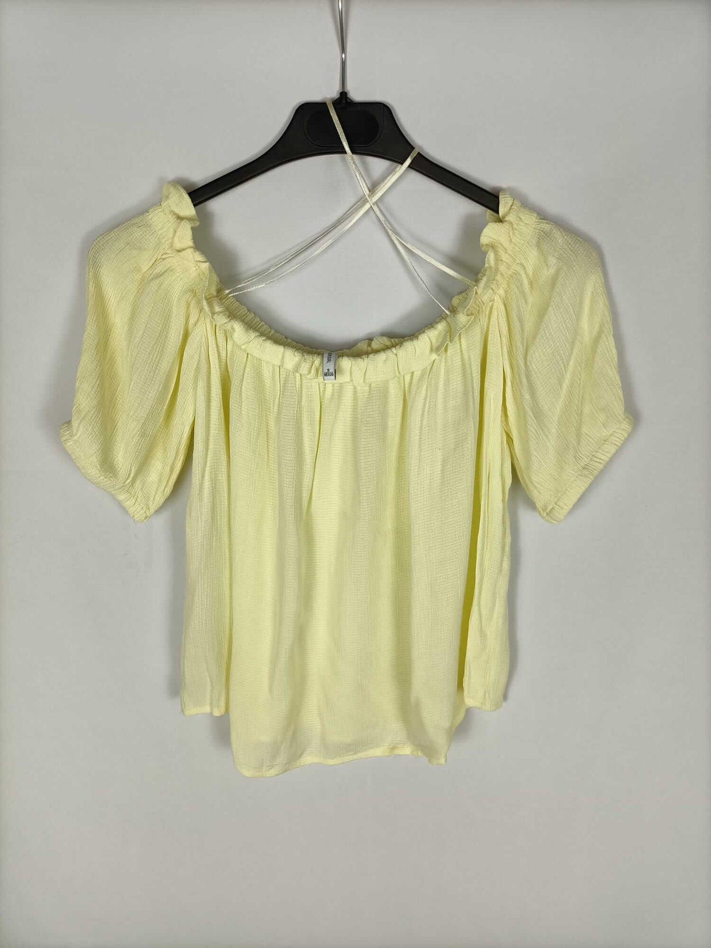 BERSHKA.Top amarillo pastel T.s