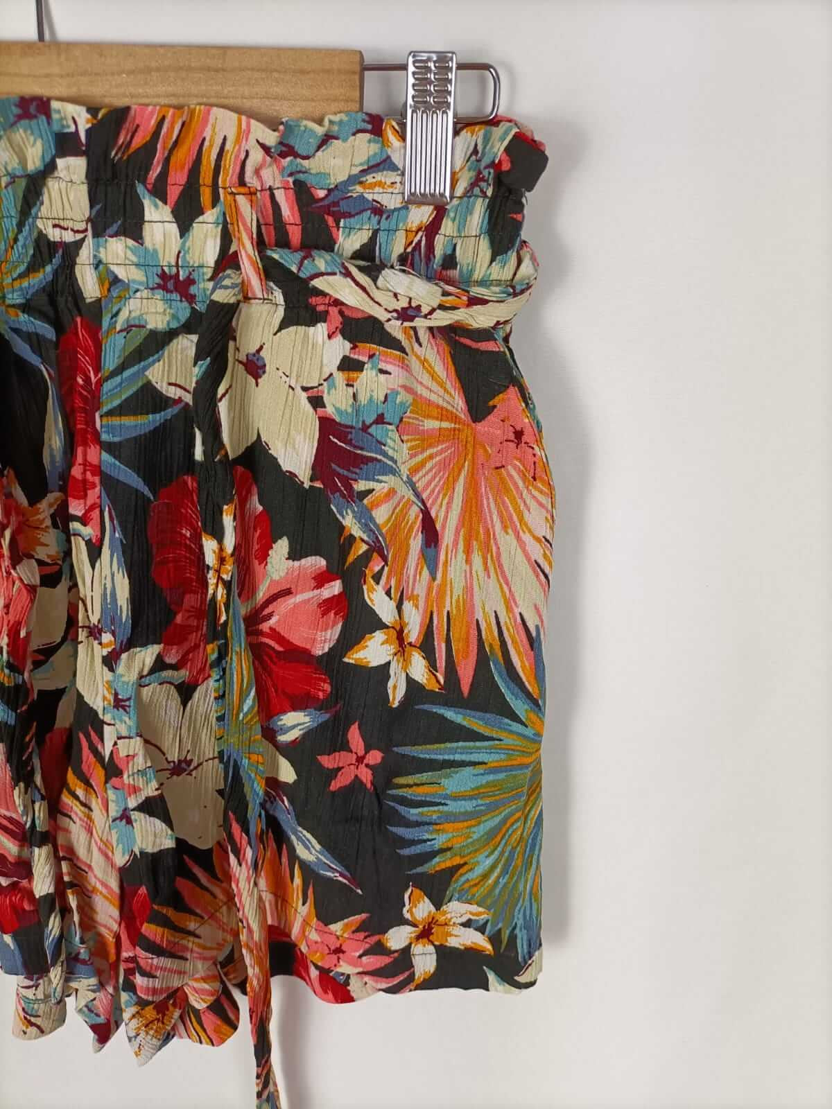 STRADIVARIUS.Pantalones flores hawaianas T.s