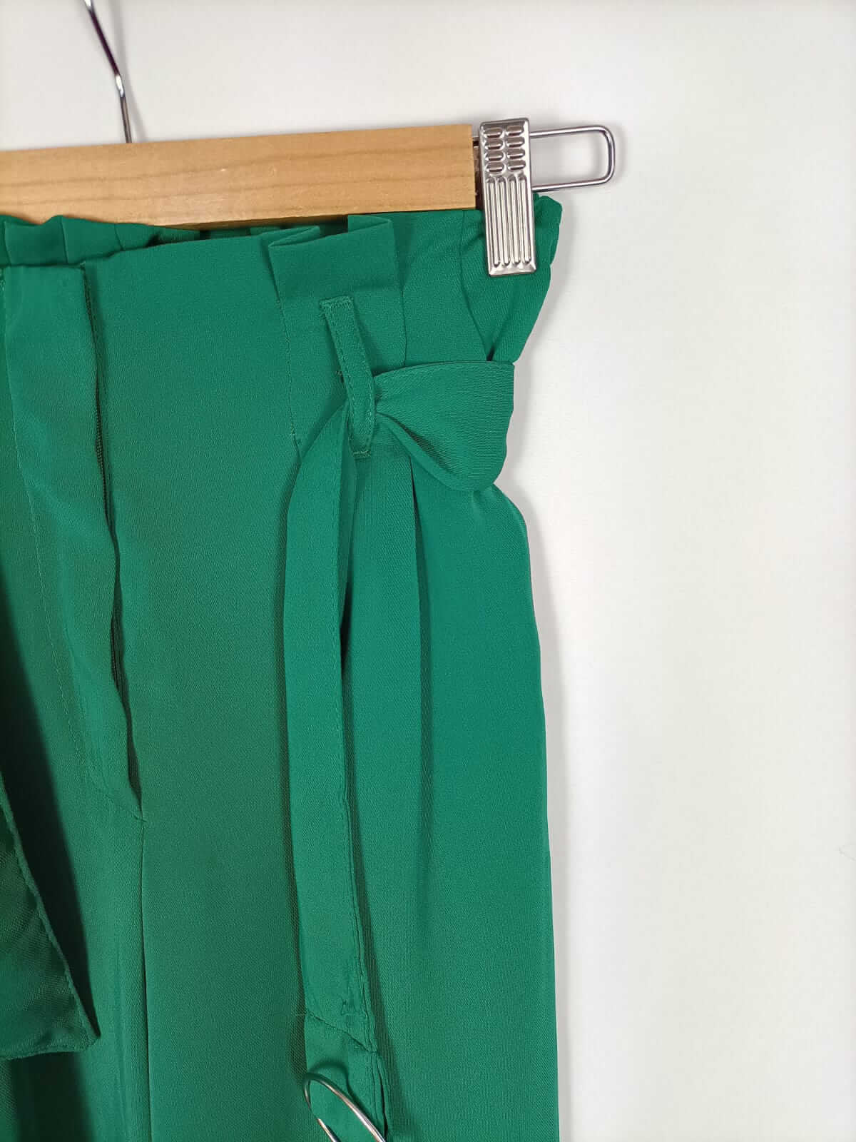 BERSHKA.Pantalones palazzo verdes T.34