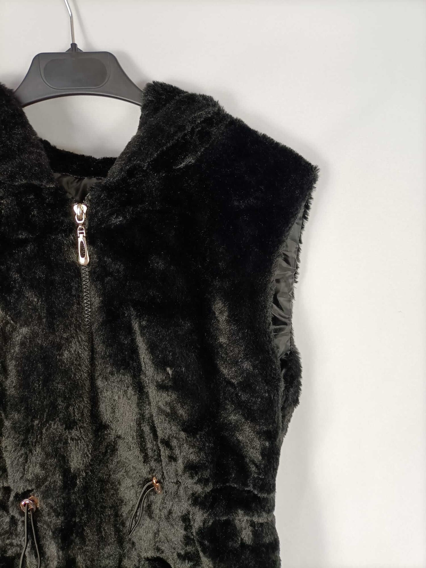 RED QUEEN.Chaleco negro pelo T.s/m