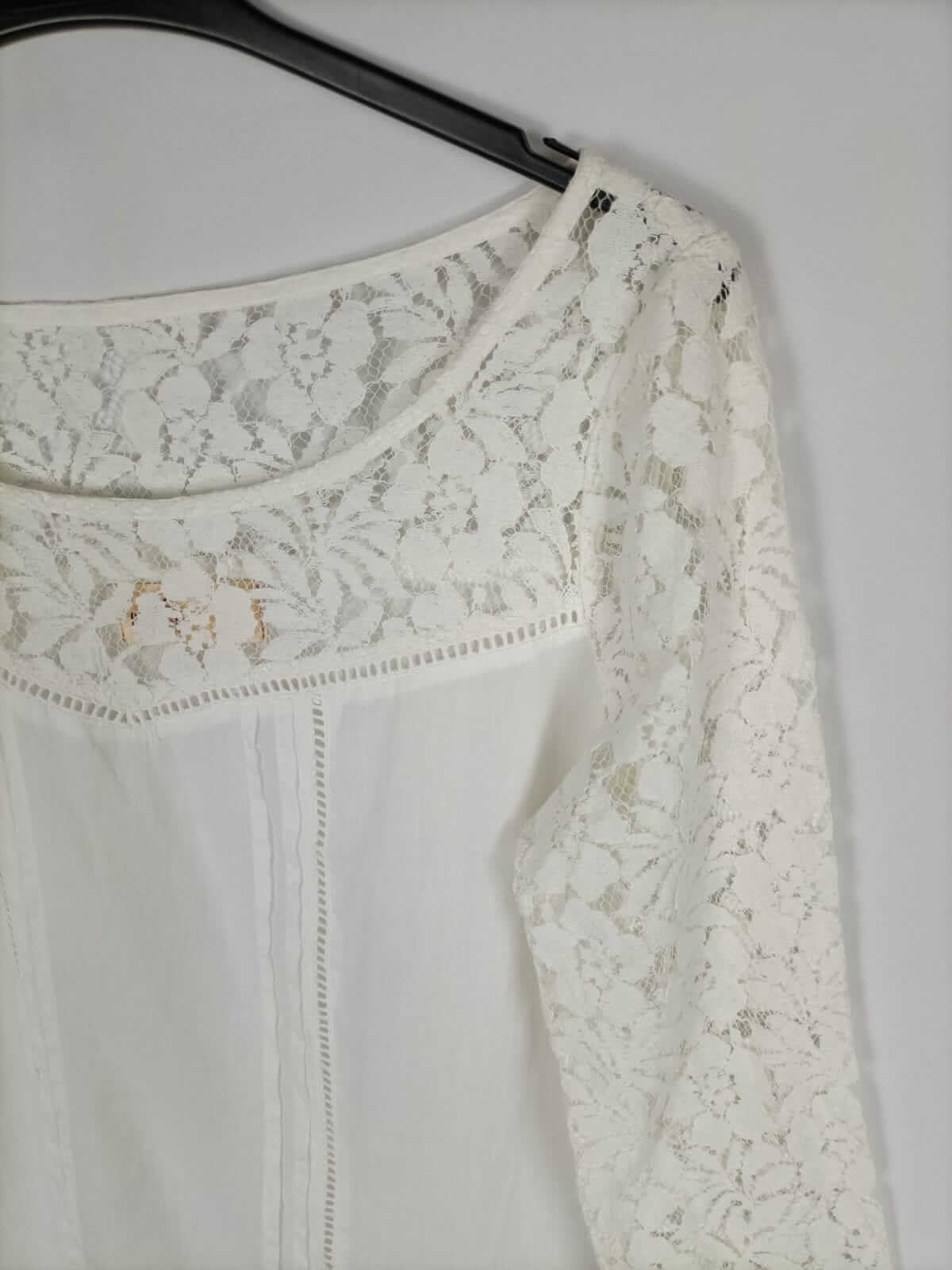 HOLLISTER.  Blusa encaje T.s