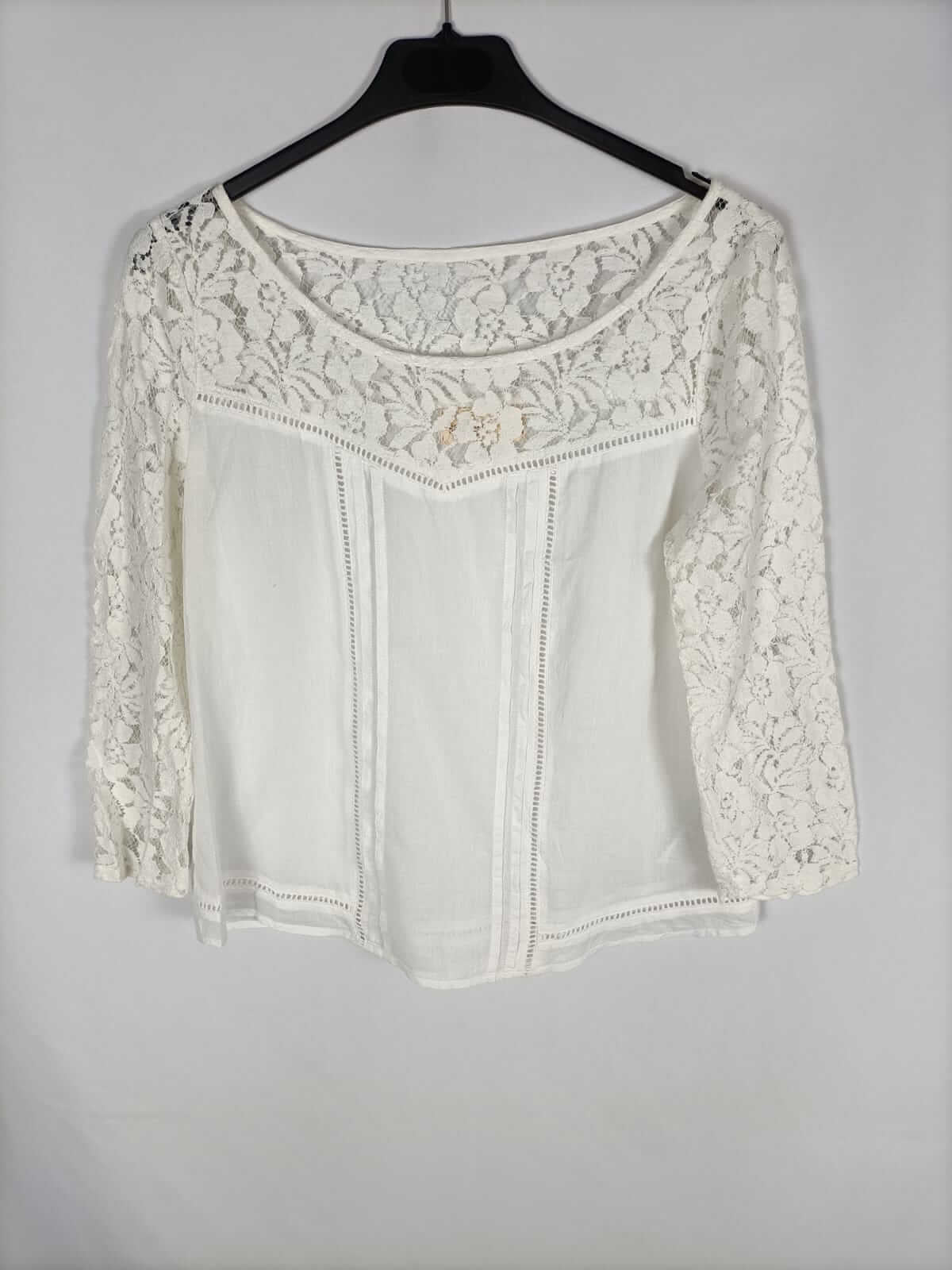 HOLLISTER.  Blusa encaje T.s