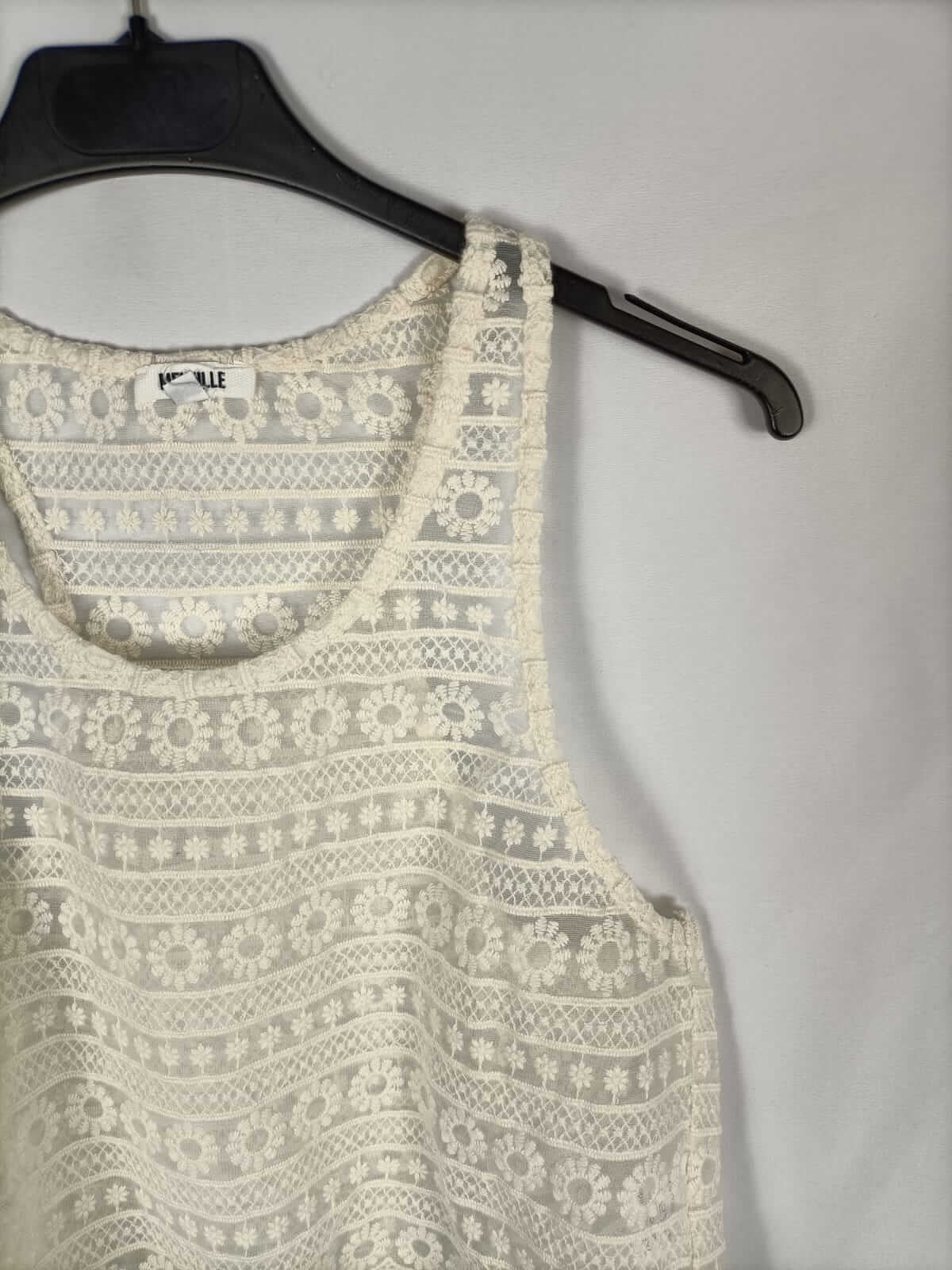 BRANDY MELVILLE. Top encaje beige T.s
