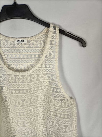 BRANDY MELVILLE. Top encaje beige T.s