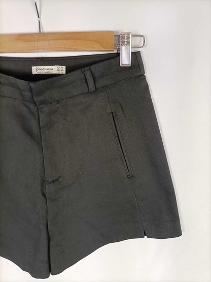 STRADIVARIUS. Shorts negros T.34