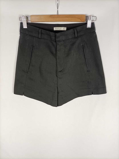 STRADIVARIUS. Shorts negros T.34
