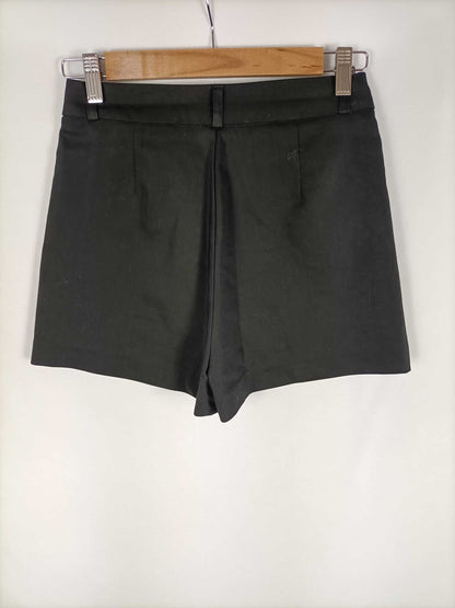 STRADIVARIUS. Shorts negros T.34