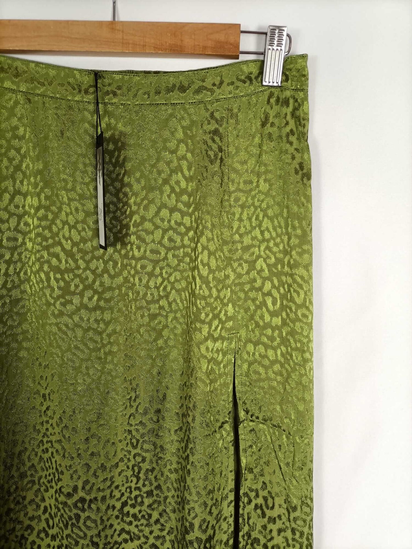 MOTEL. Falda verde animal print T.s