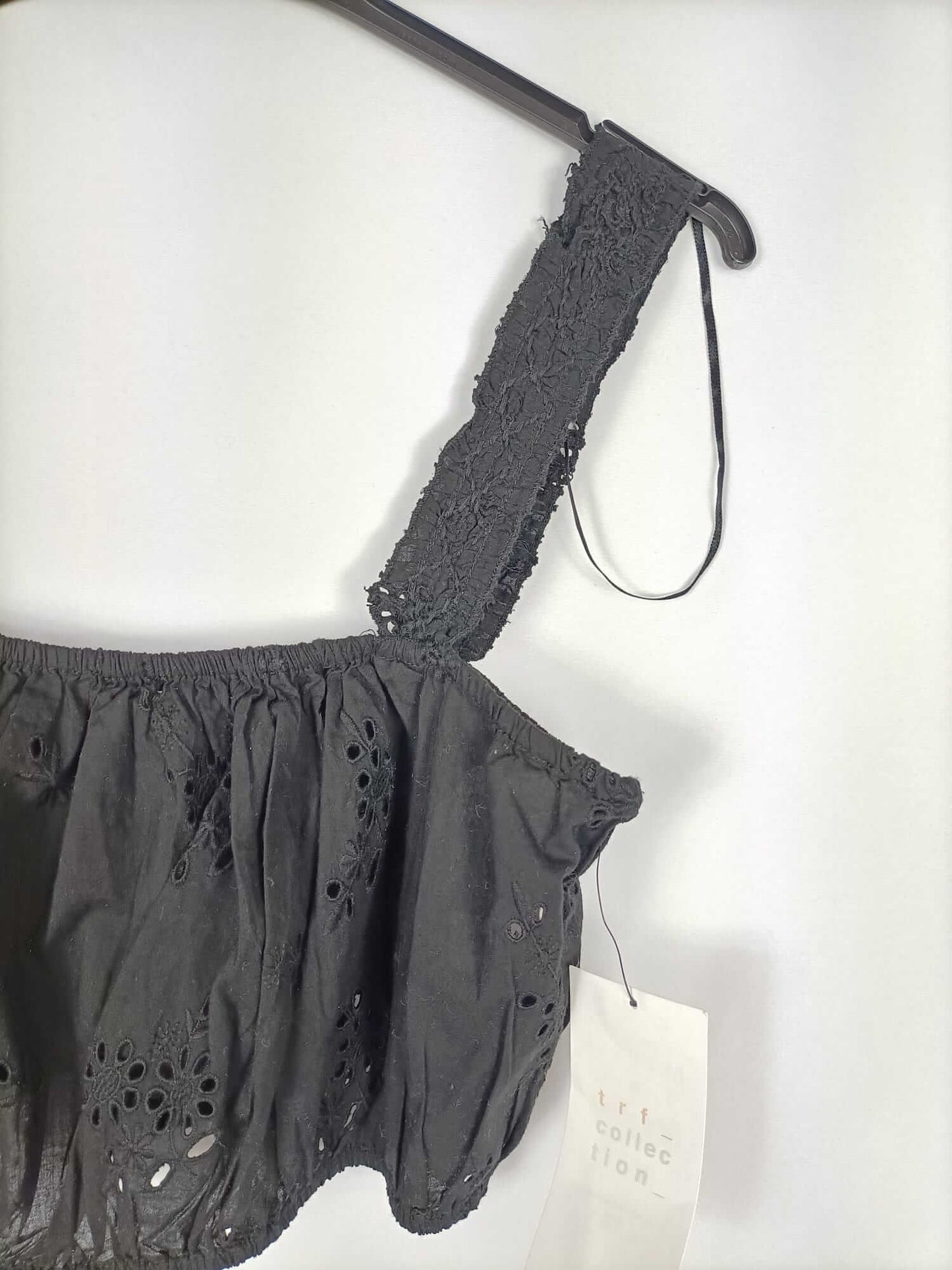 ZARA. Croptop troquelado negro T.m