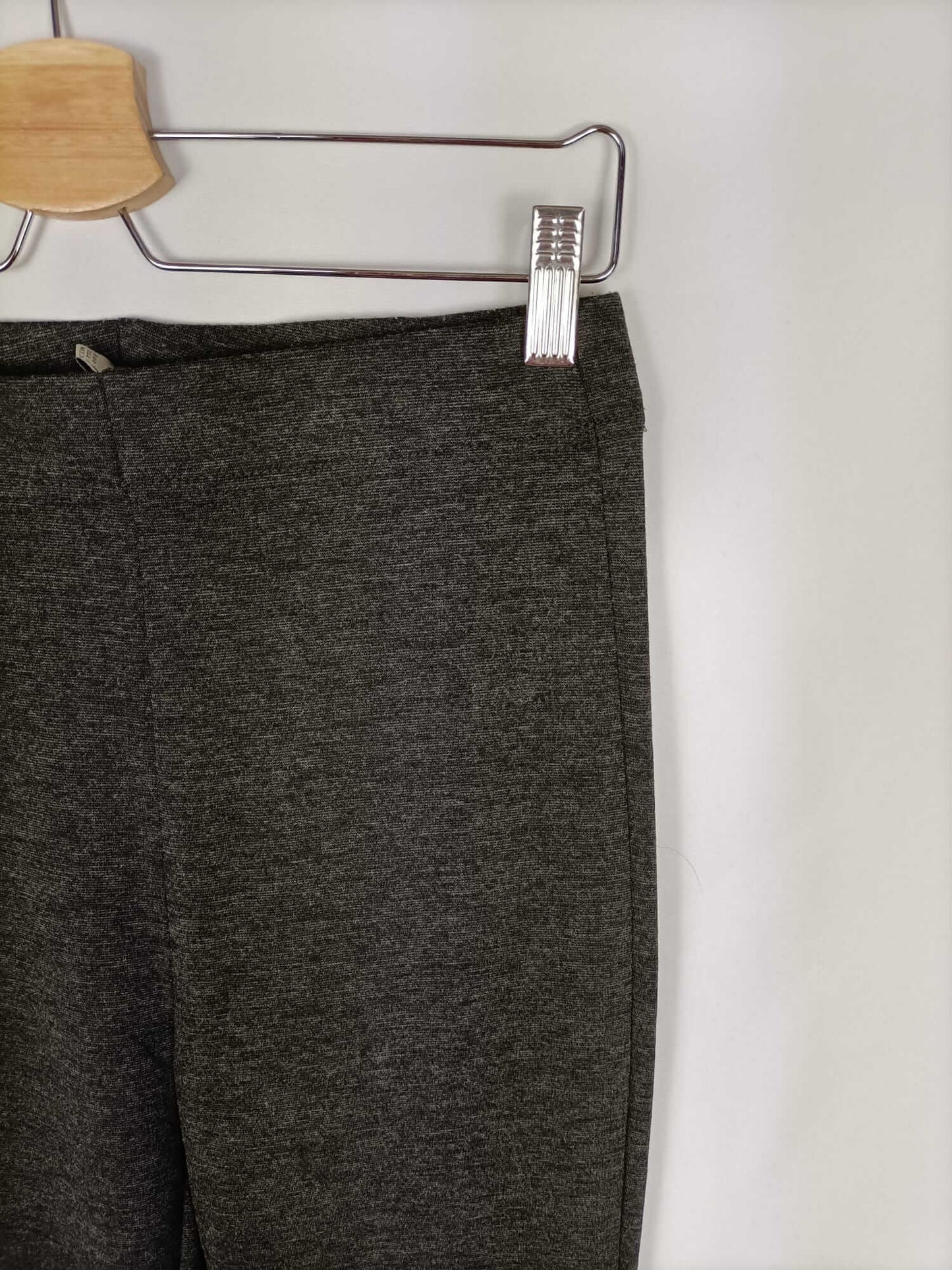 STRADIVARIUS. Pantalón gris elástico T.s