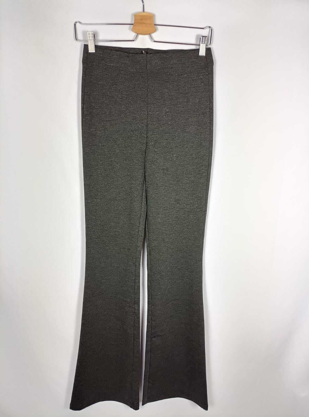 STRADIVARIUS. Pantalón gris elástico T.s