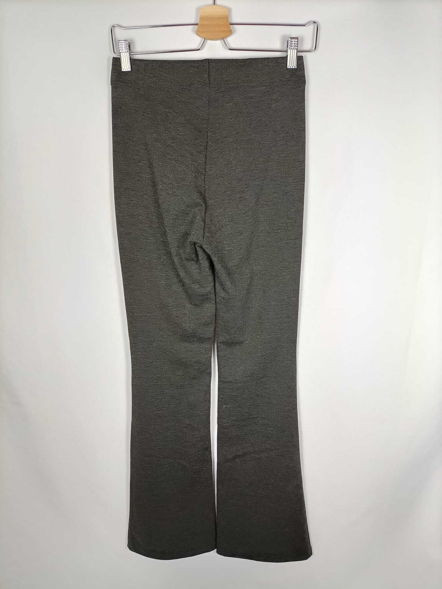 STRADIVARIUS. Pantalón gris elástico T.s