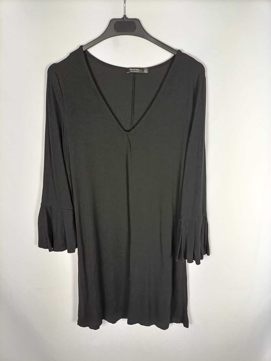 BERSHKA. Vestido básico negro T.m
