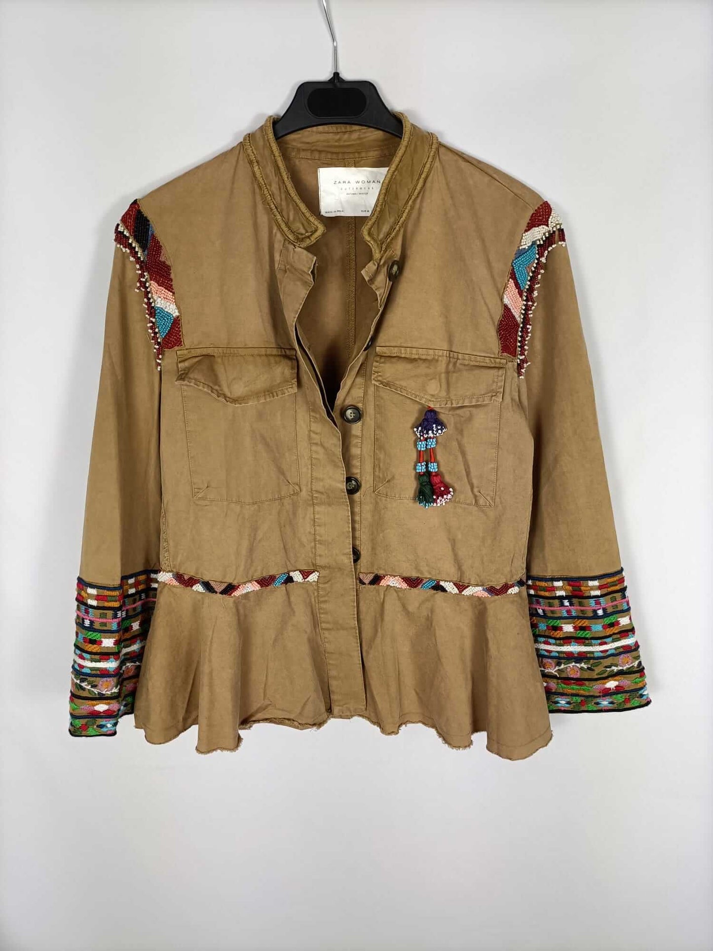ZARA. Cazadora beige bordada T.m