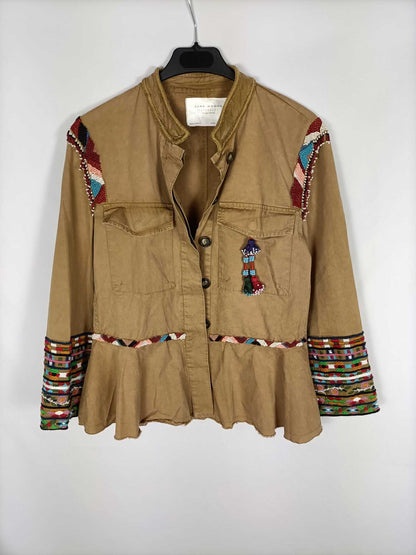 ZARA. Cazadora beige bordada T.m