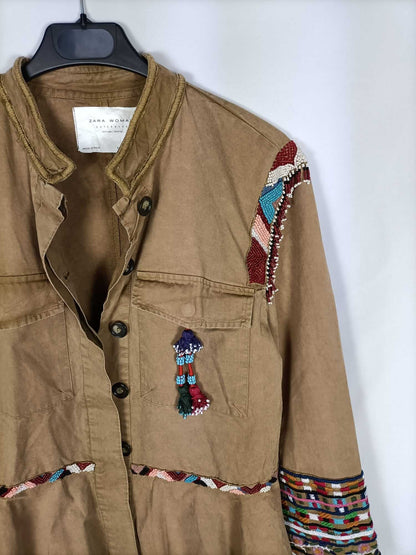 ZARA. Cazadora beige bordada T.m
