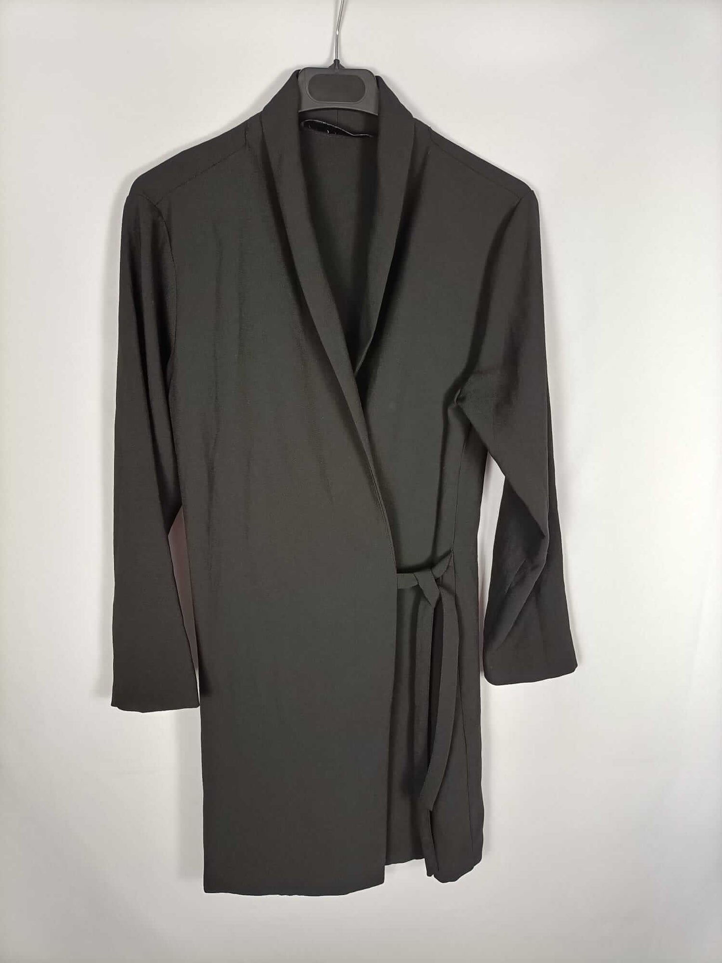 ZARA. Vestido negro cruzado T.m