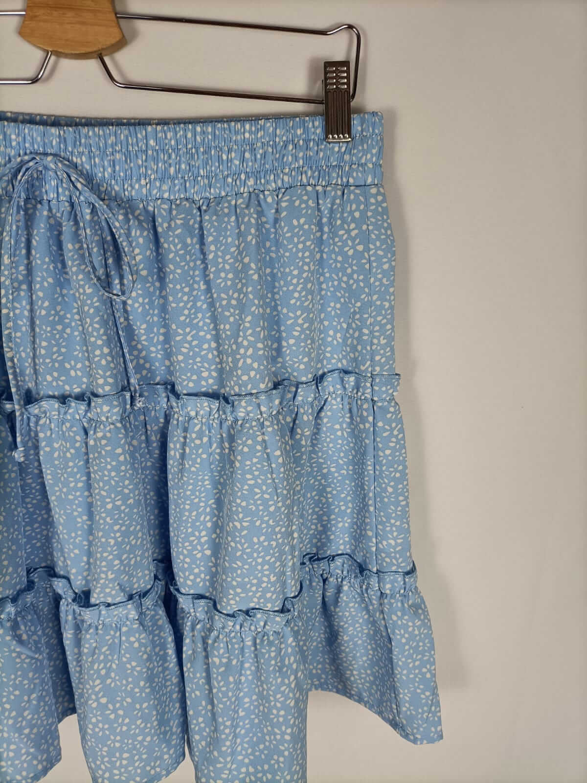 OTHERS. Short light blue floral skirt, size XL