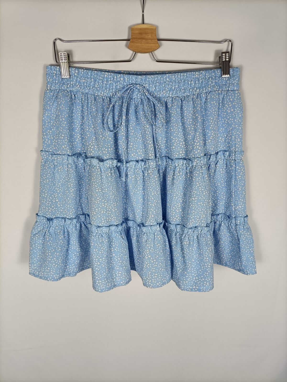 OTHERS. Short light blue floral skirt, size XL