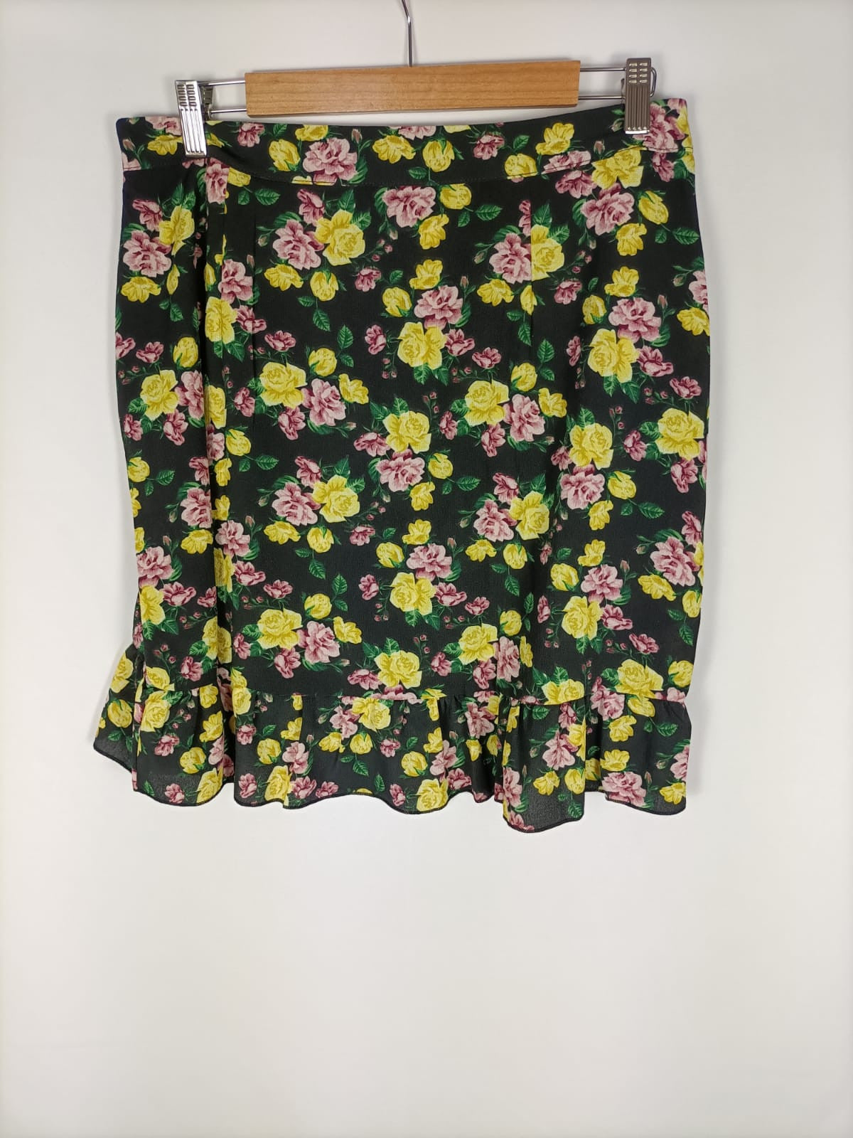 SHEIN. Black floral skirt S.xl