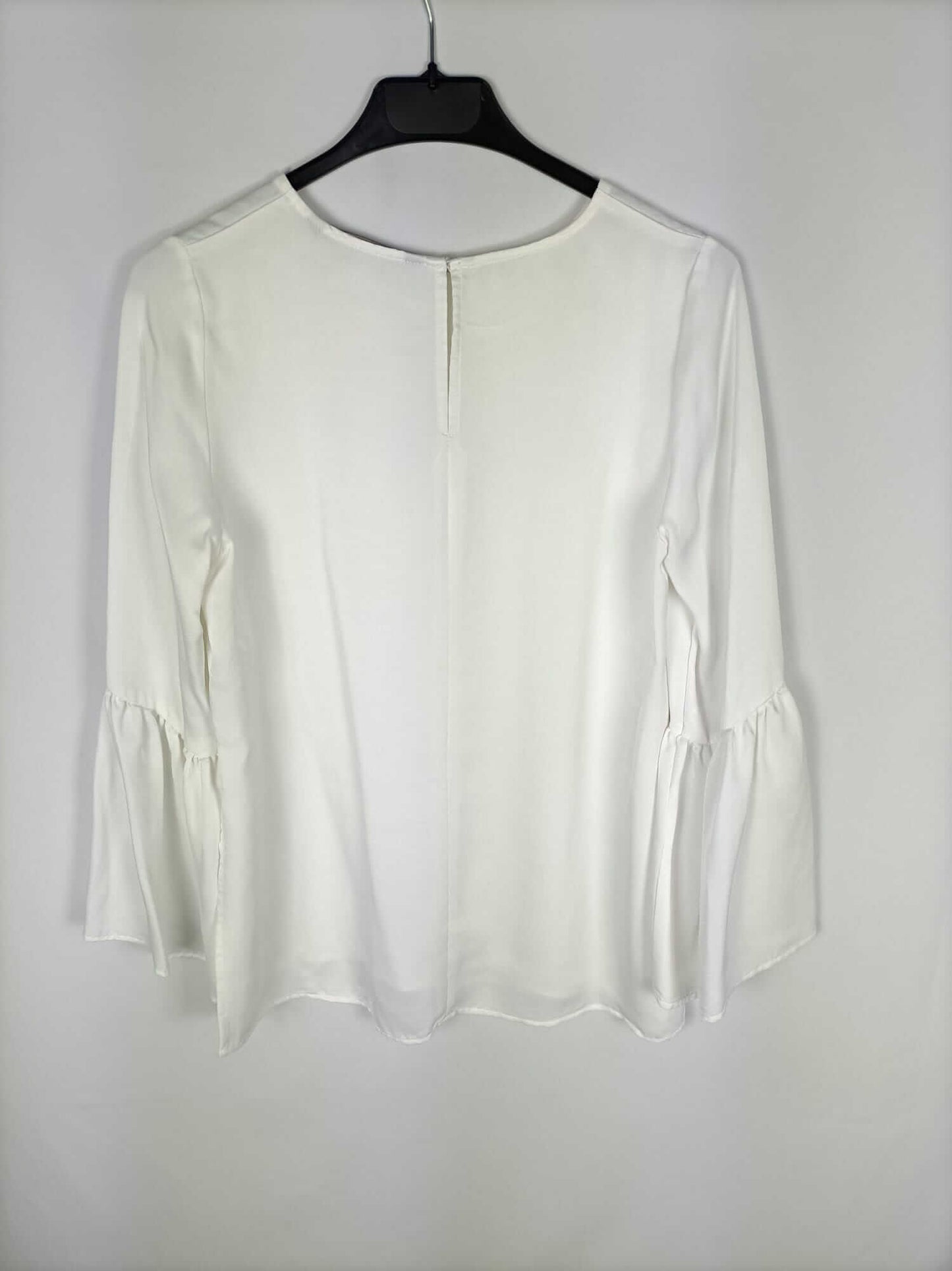 ZARA. Blusa blanca volantes T.xs