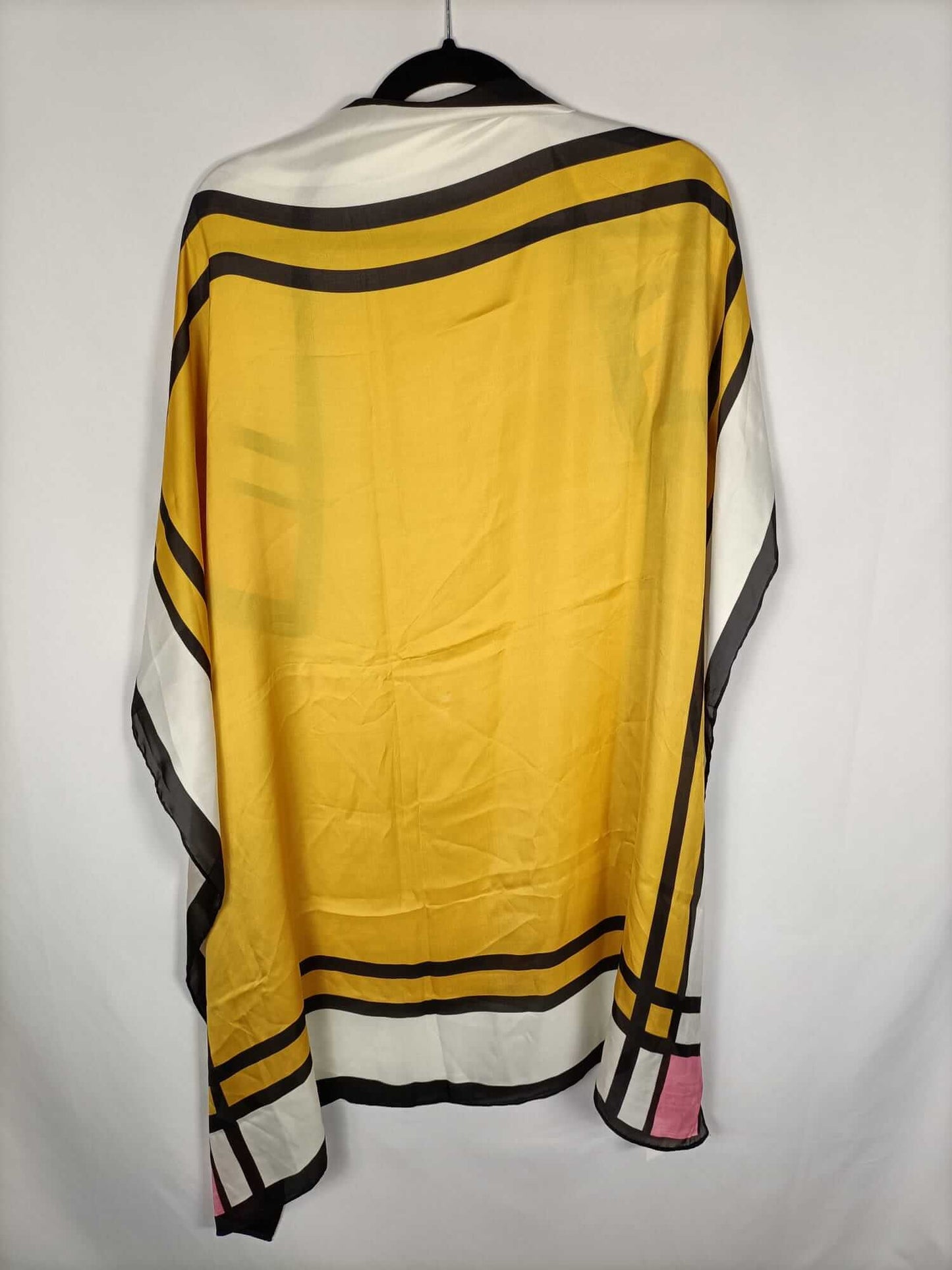 STRADIVARIUS. Pañuelo mostaza