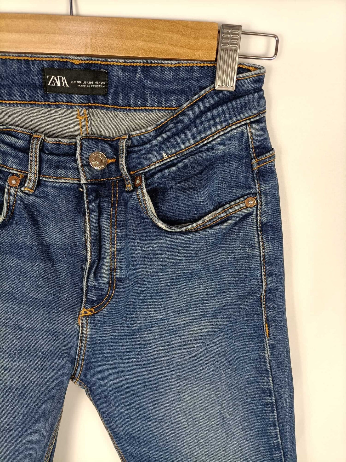 ZARA.Pantalones vaqueros T.36