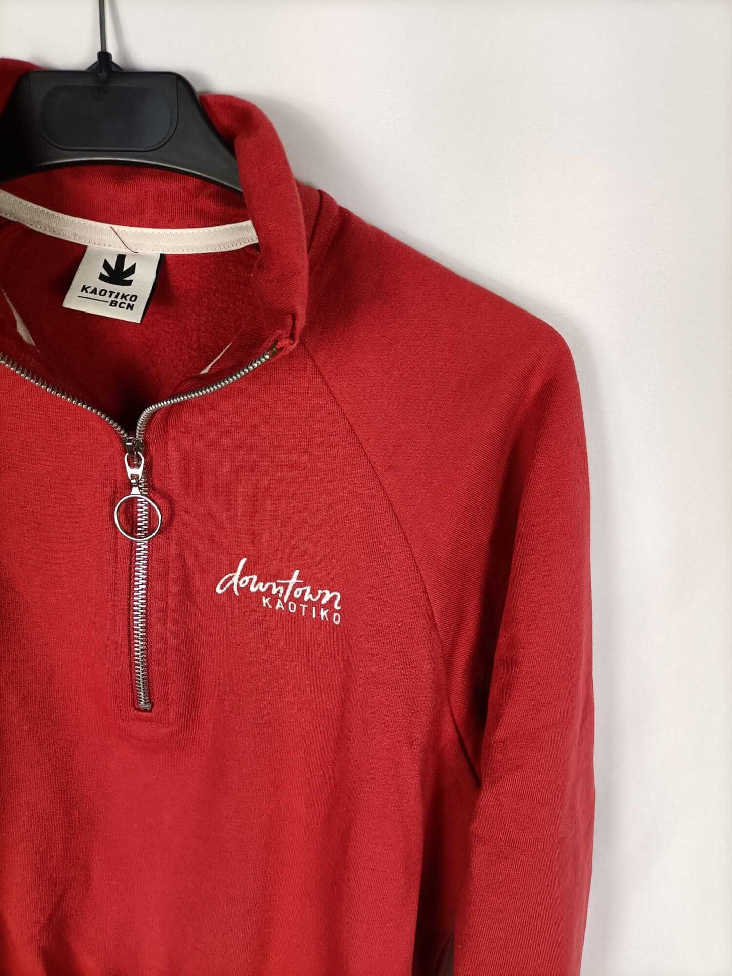 KAOTIKO. Sudadera roja corta T.s