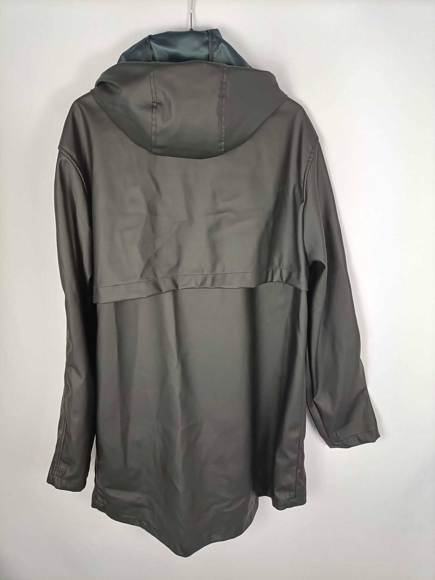 PULL&BEAR.Chubasquero negro impermeable T.m