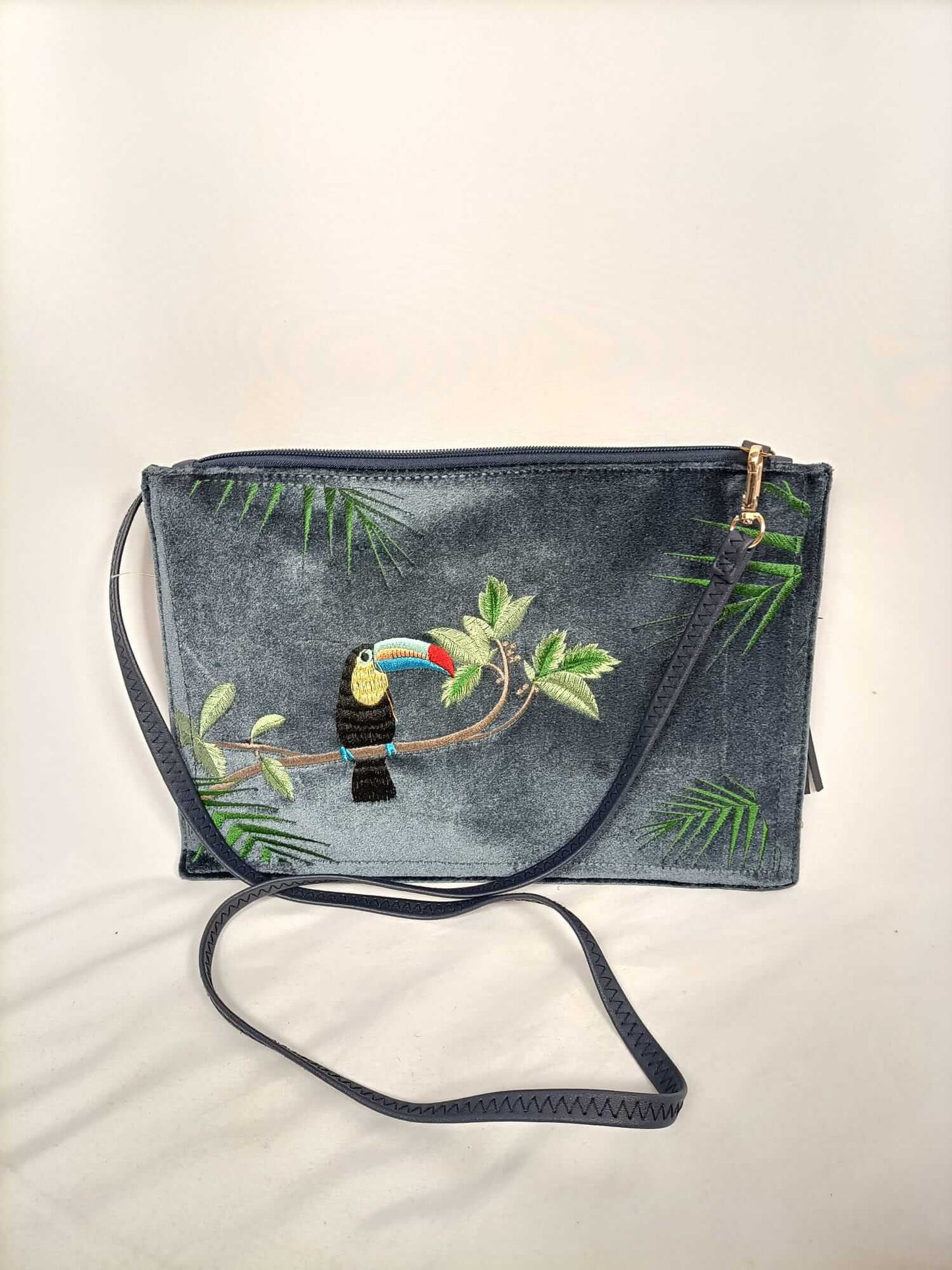 GALBANI.Cartera azul bordada