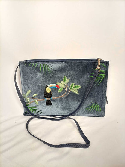 GALBANI.Cartera azul bordada