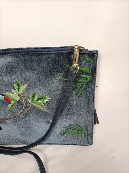 GALBANI.Cartera azul bordada